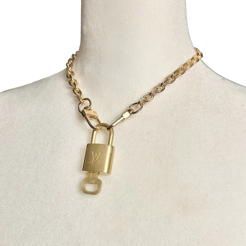 Authentic Louis Vuitton #319 Lock & Key Set on a 18K Gold Plated Chain Necklace - Picture 3 of 7
